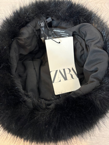 ZARA. Gorro negro pelo