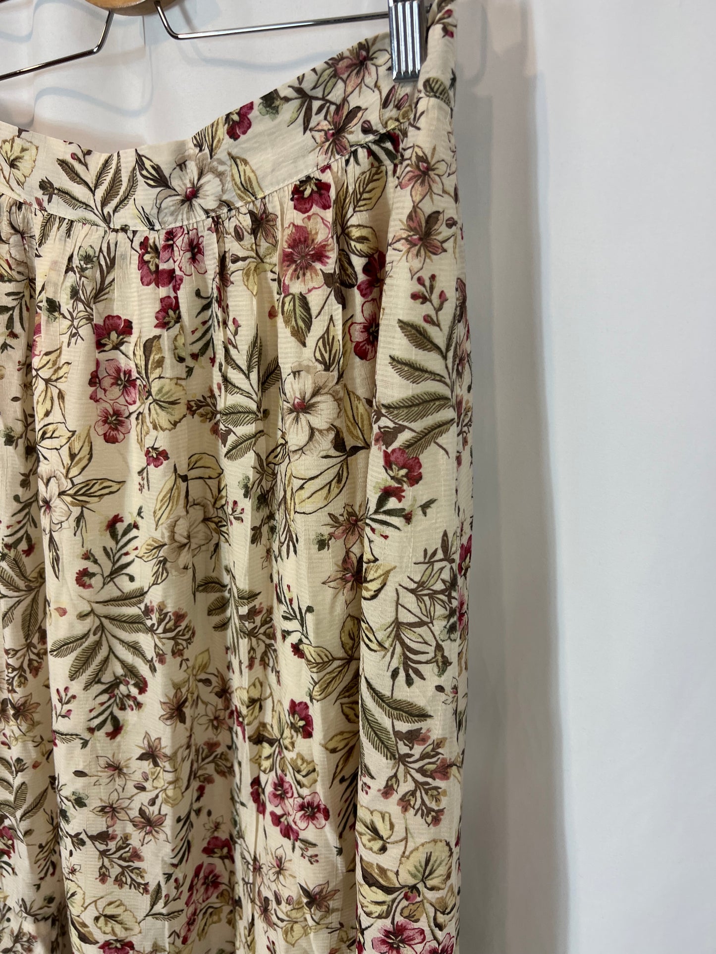 MANGO. falda larga beige flores T.l