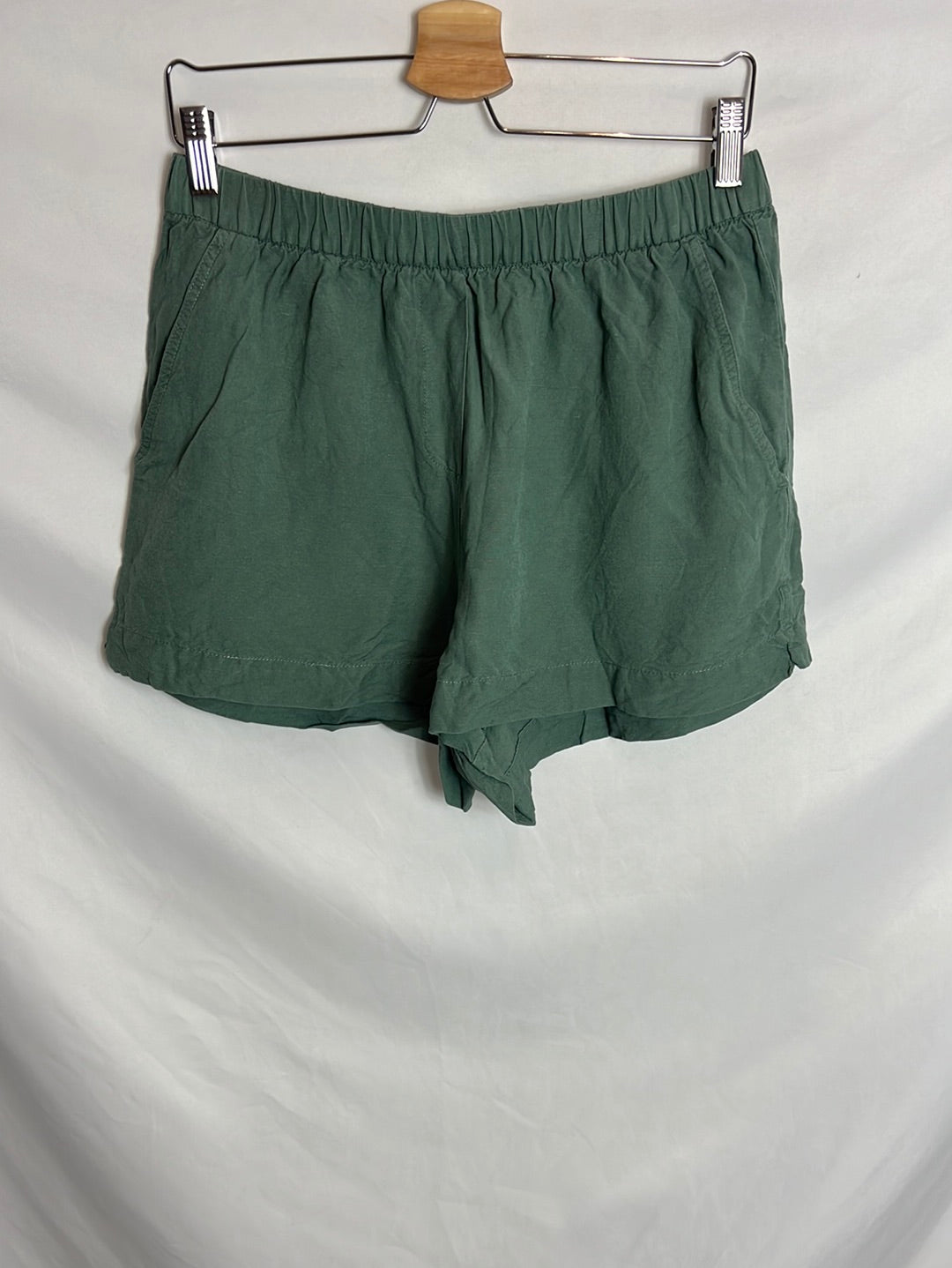 OTRAs. Bermudas verdes efecto lino. T M