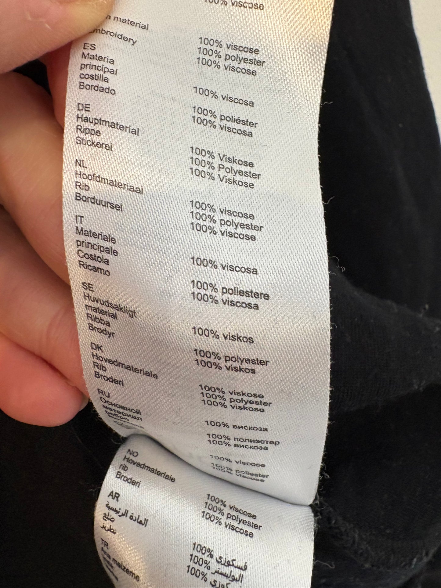 MAJE. Sudadera negra bordados