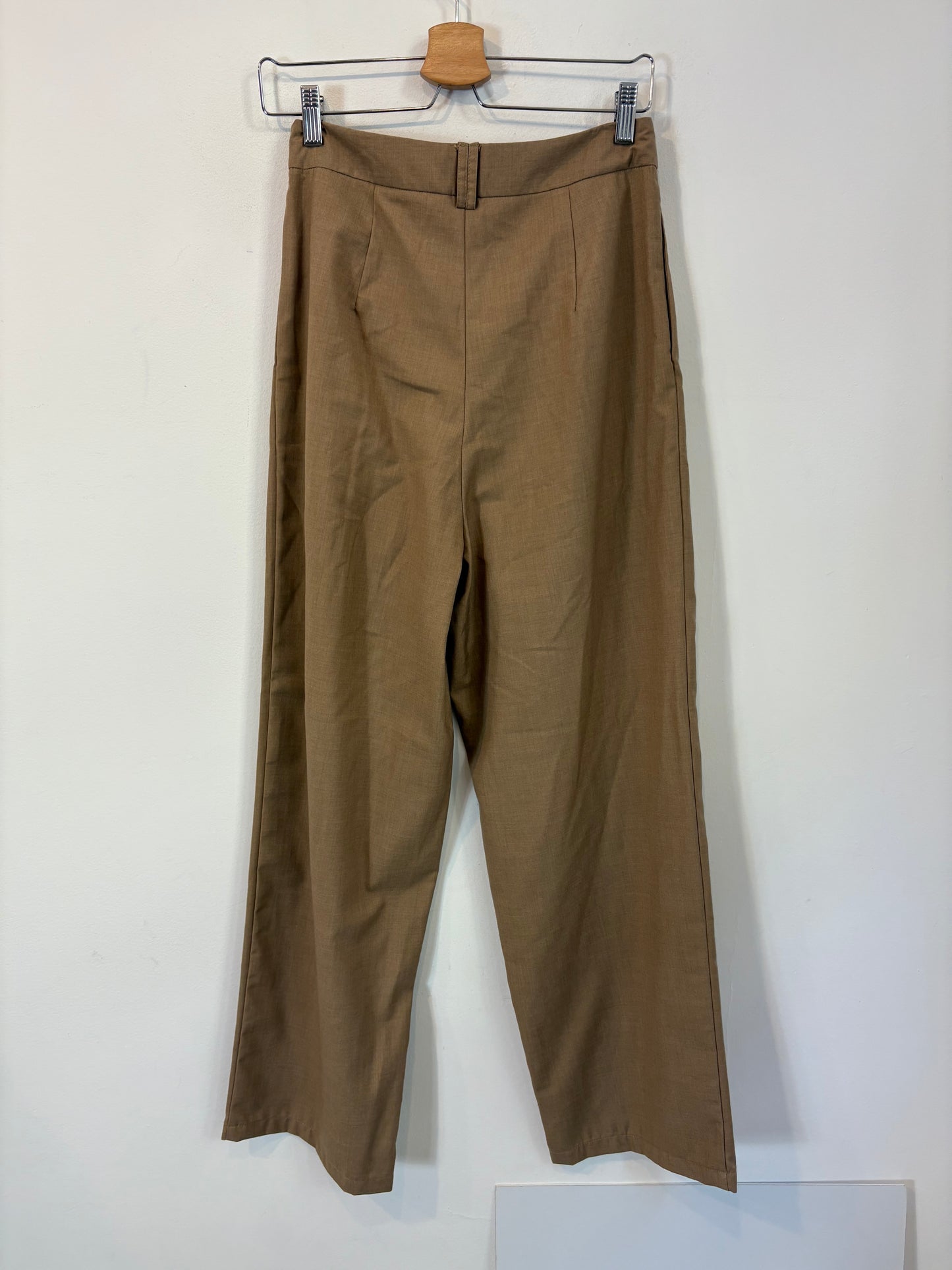 OTRAS. Pantalón  pinzas beige oscuro. T 38
