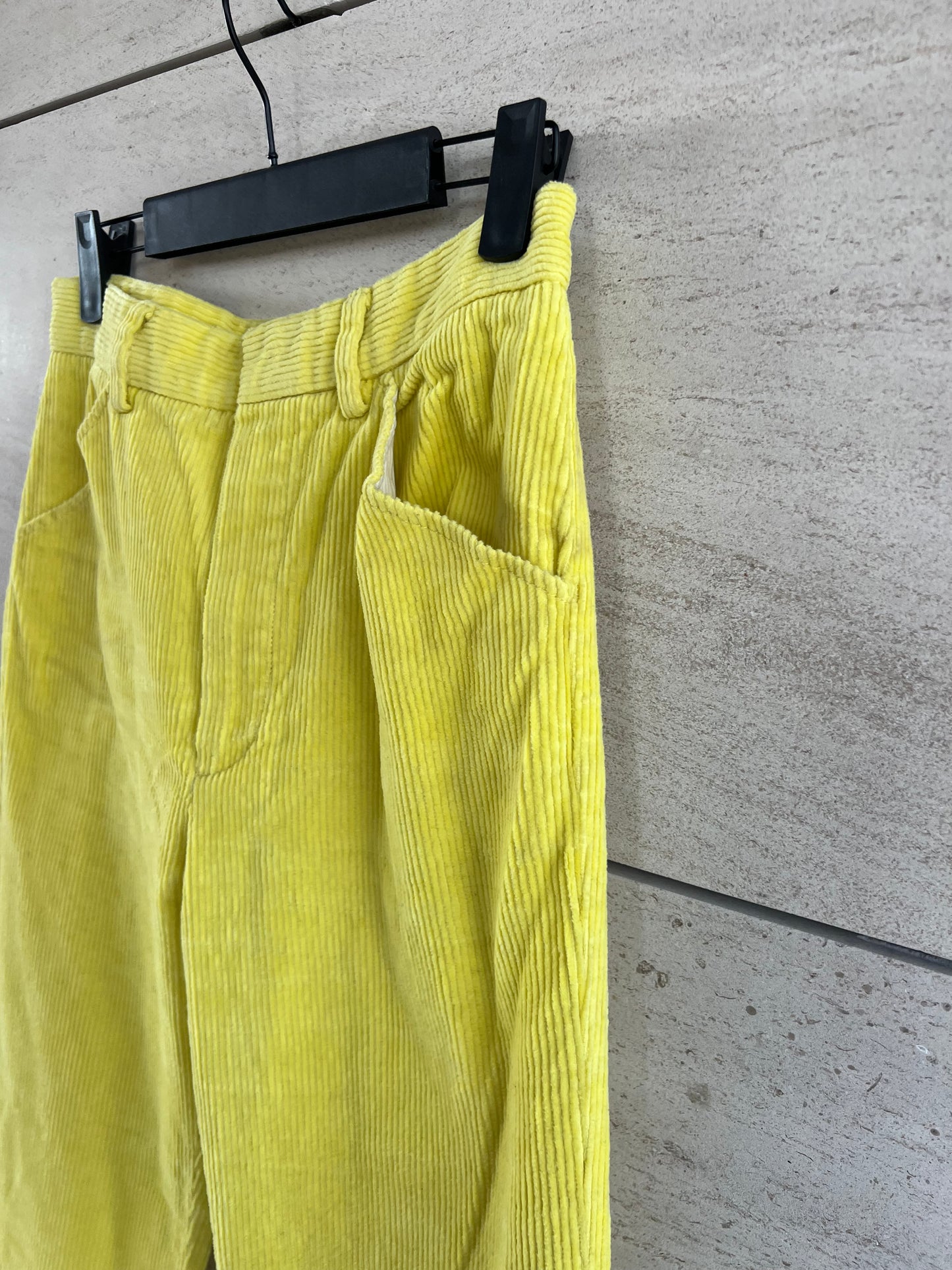 MASSIMO DUTTI. Pantalón pana amarillo  T.38
