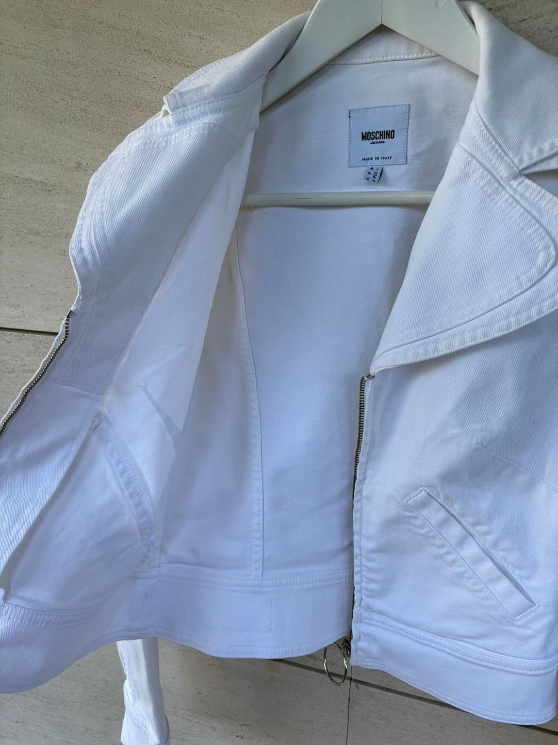 MOSCHINO. Chaqueta blanca denim cortita