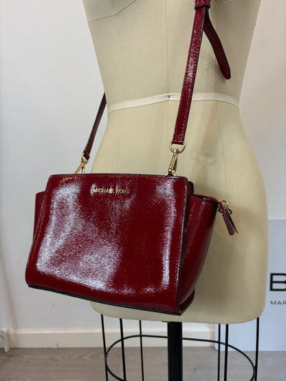 MICHALE KORS. Bolso burdeos vinilo