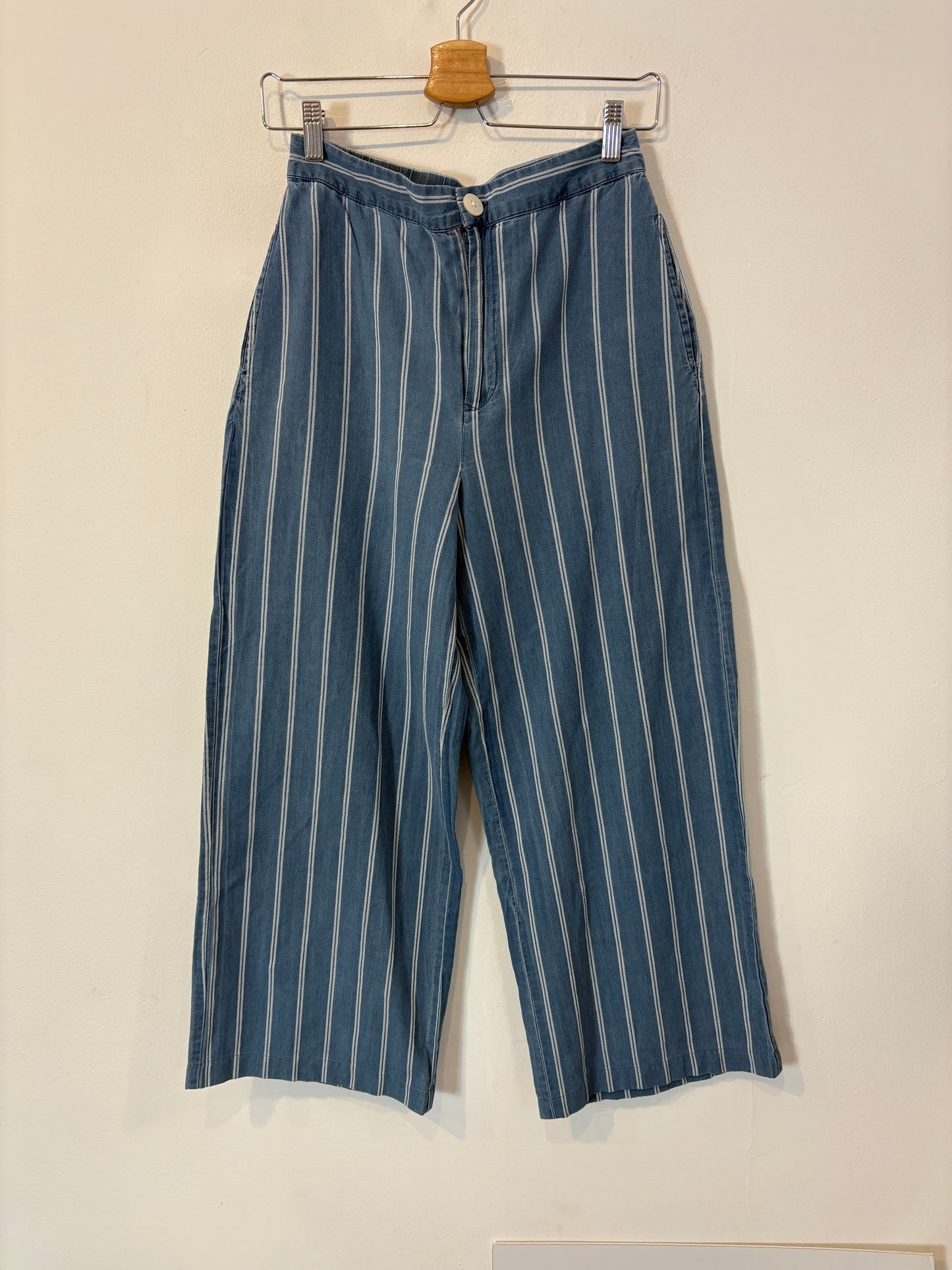 DES PETITS HAUTS. Conjunto denim ligero rayas