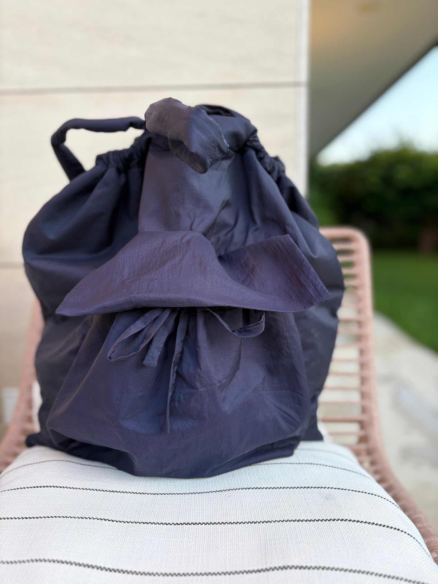 COS. Bolso azul shopper acolchado