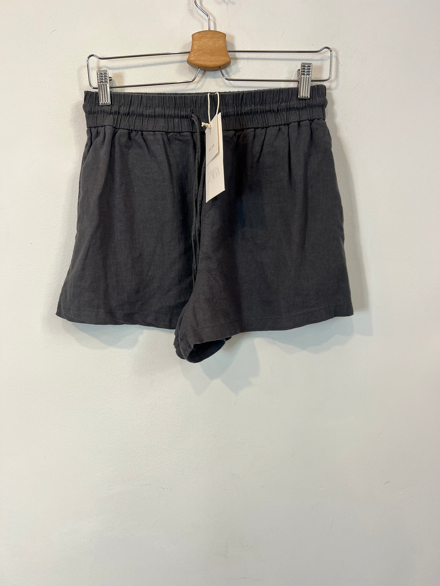 ZARA. Pantalón corto gris lino
