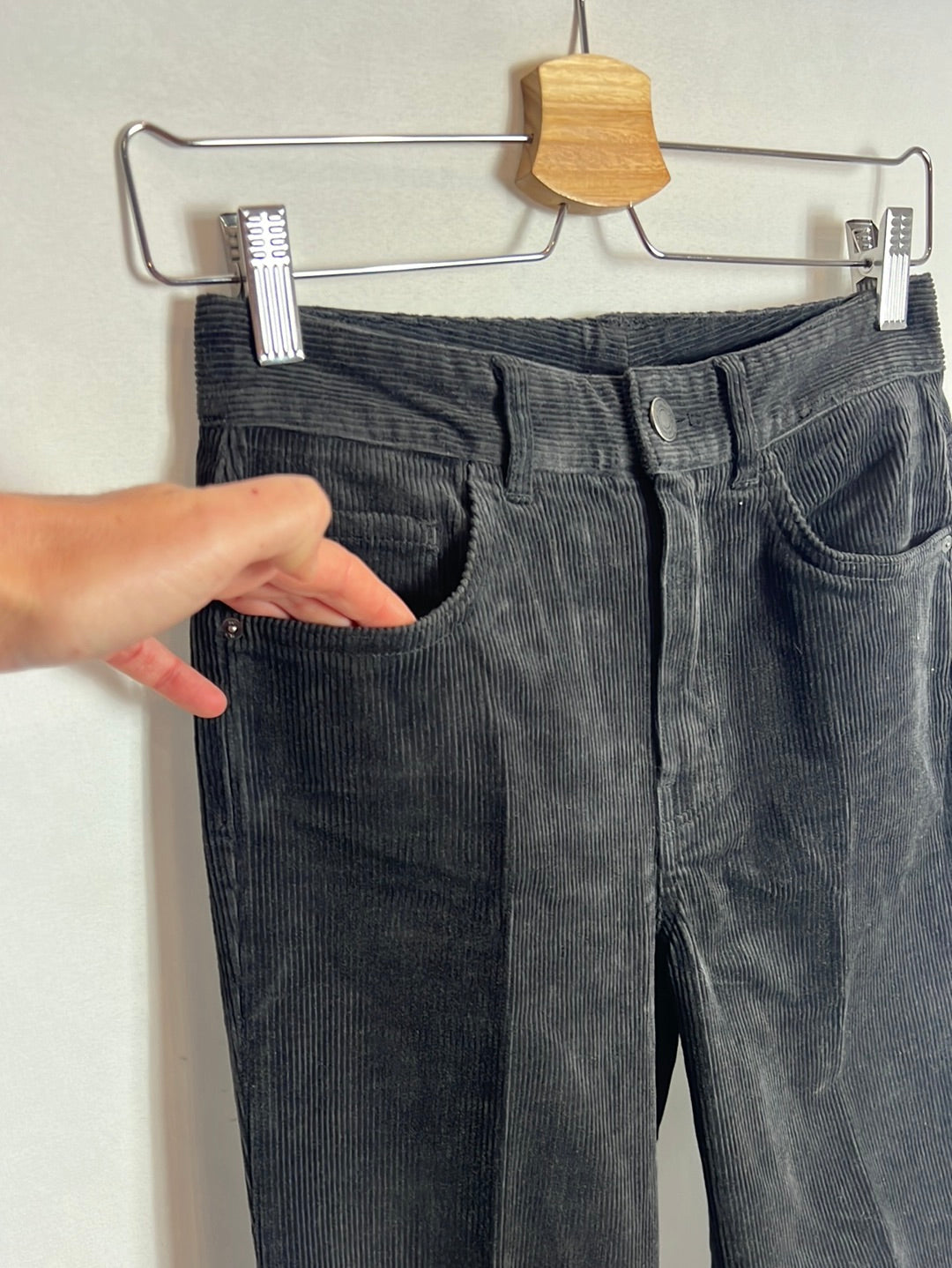 MASSIMO DUTTI. Pantalón gris oscuro pana rectos. T 34