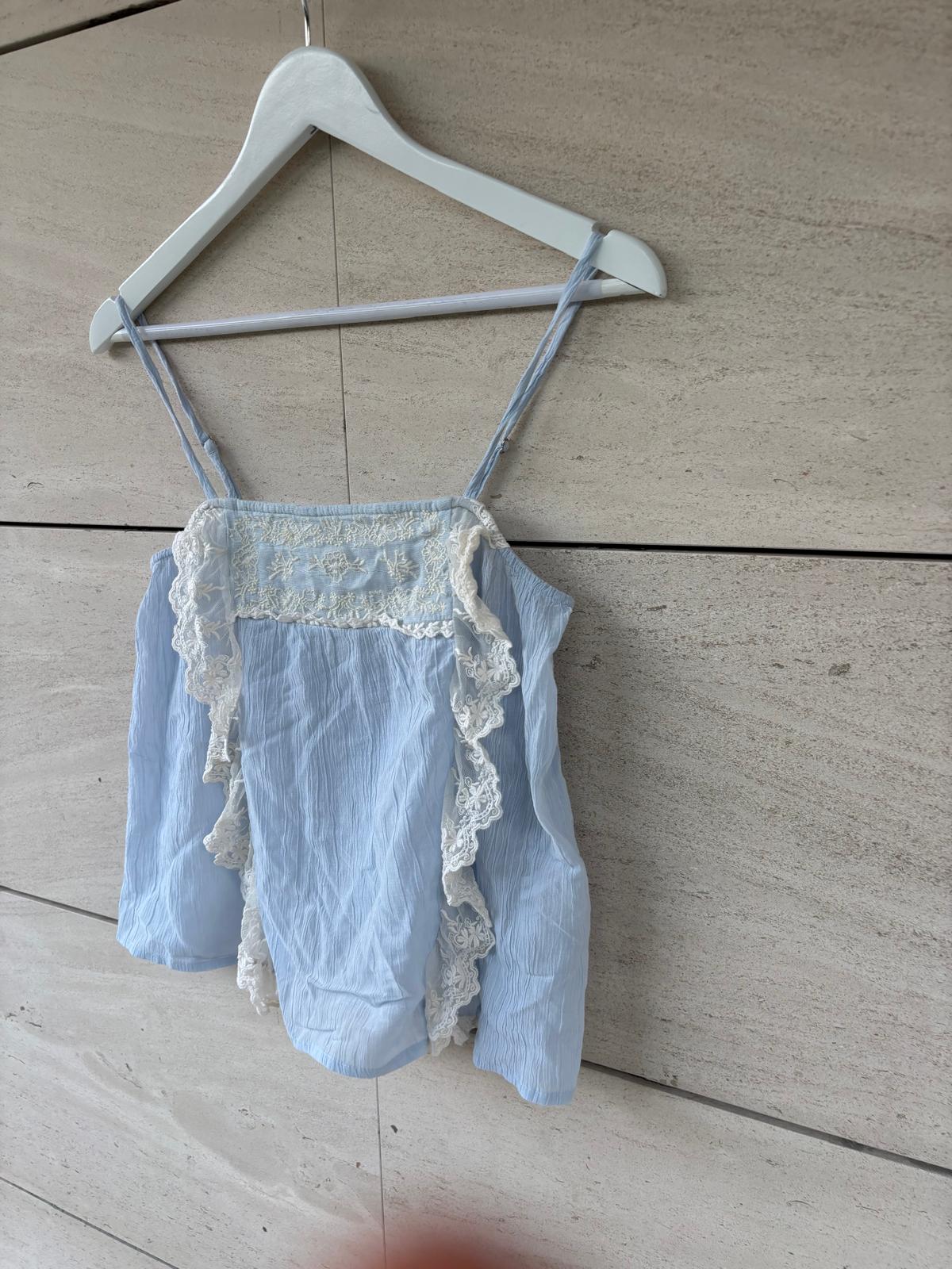 ZARA. Top azul  claro lencero