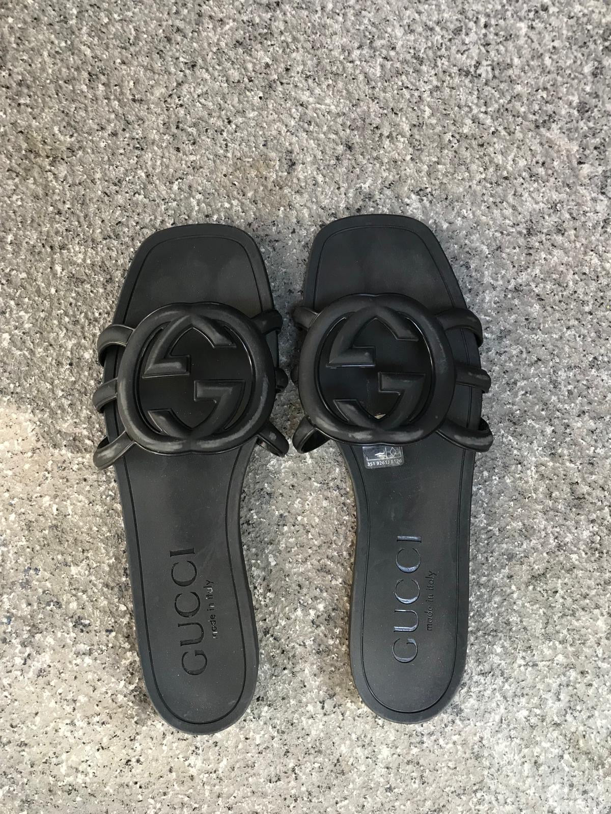 GUCCI. Sandalia plana Interlocking de goma. T 38