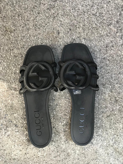 GUCCI. Sandalia plana Interlocking de goma. T 38