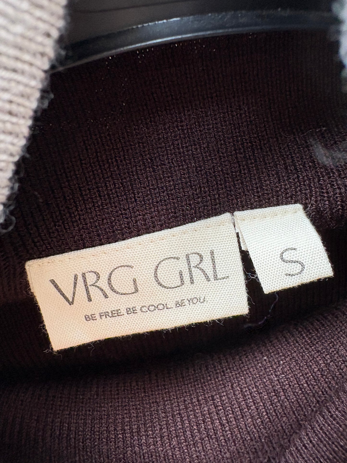 VRG GRL. Jersey marrón cuello alto con lana