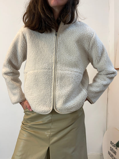 OYSHO. Chaqueta borrego beige