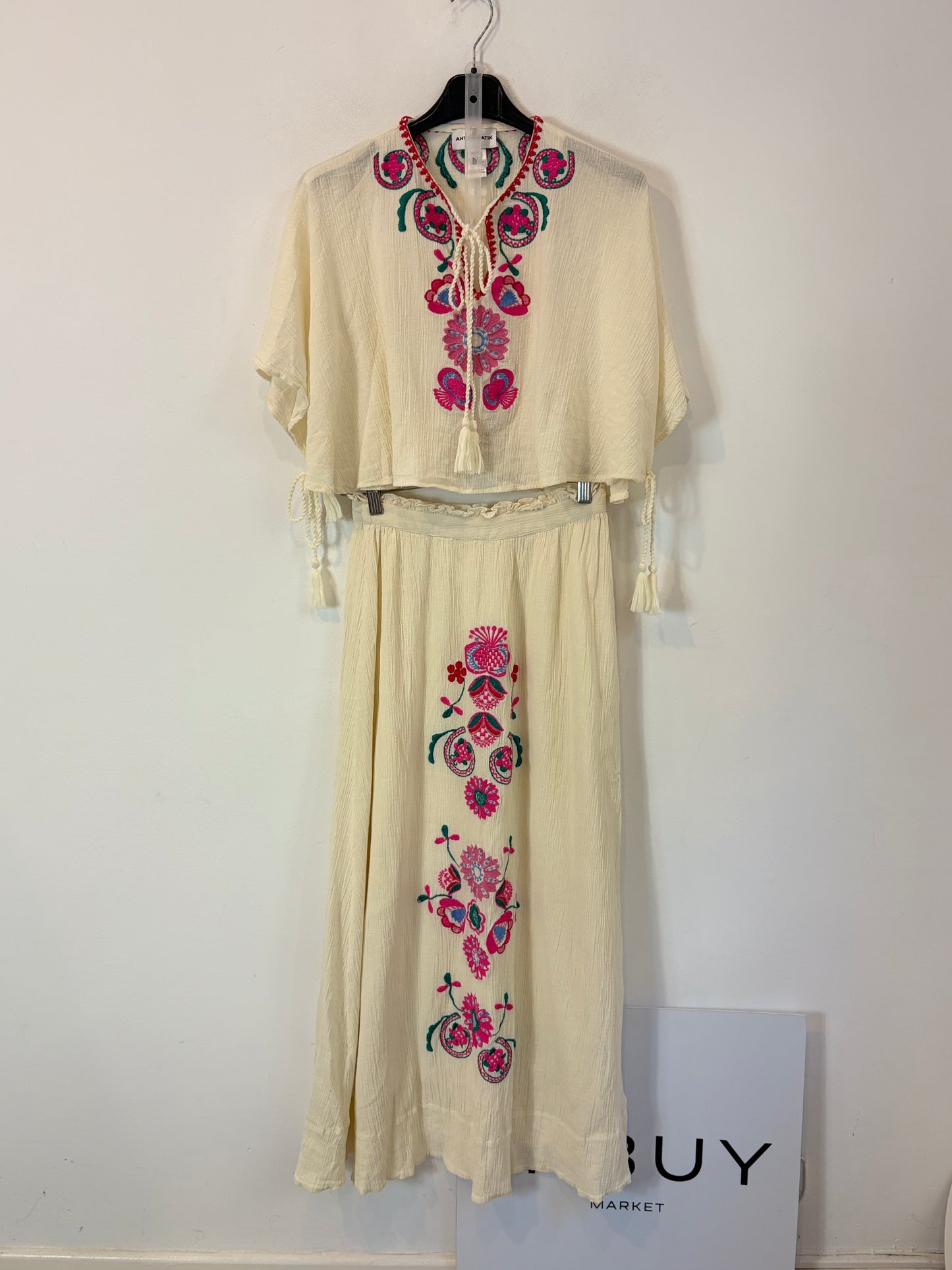 ANTIK BATIK. Conjunto top y falda bordados