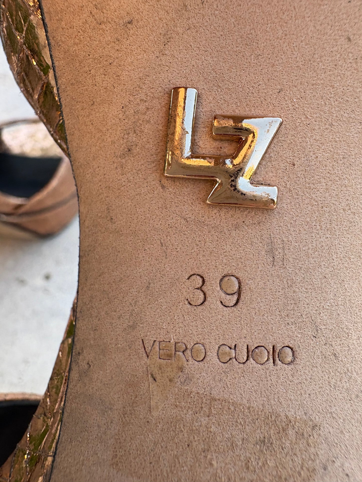 LOLA CRUZ. Sandalia dorada textura . T 39