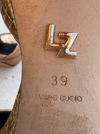 LOLA CRUZ. Sandalia dorada textura . T 39