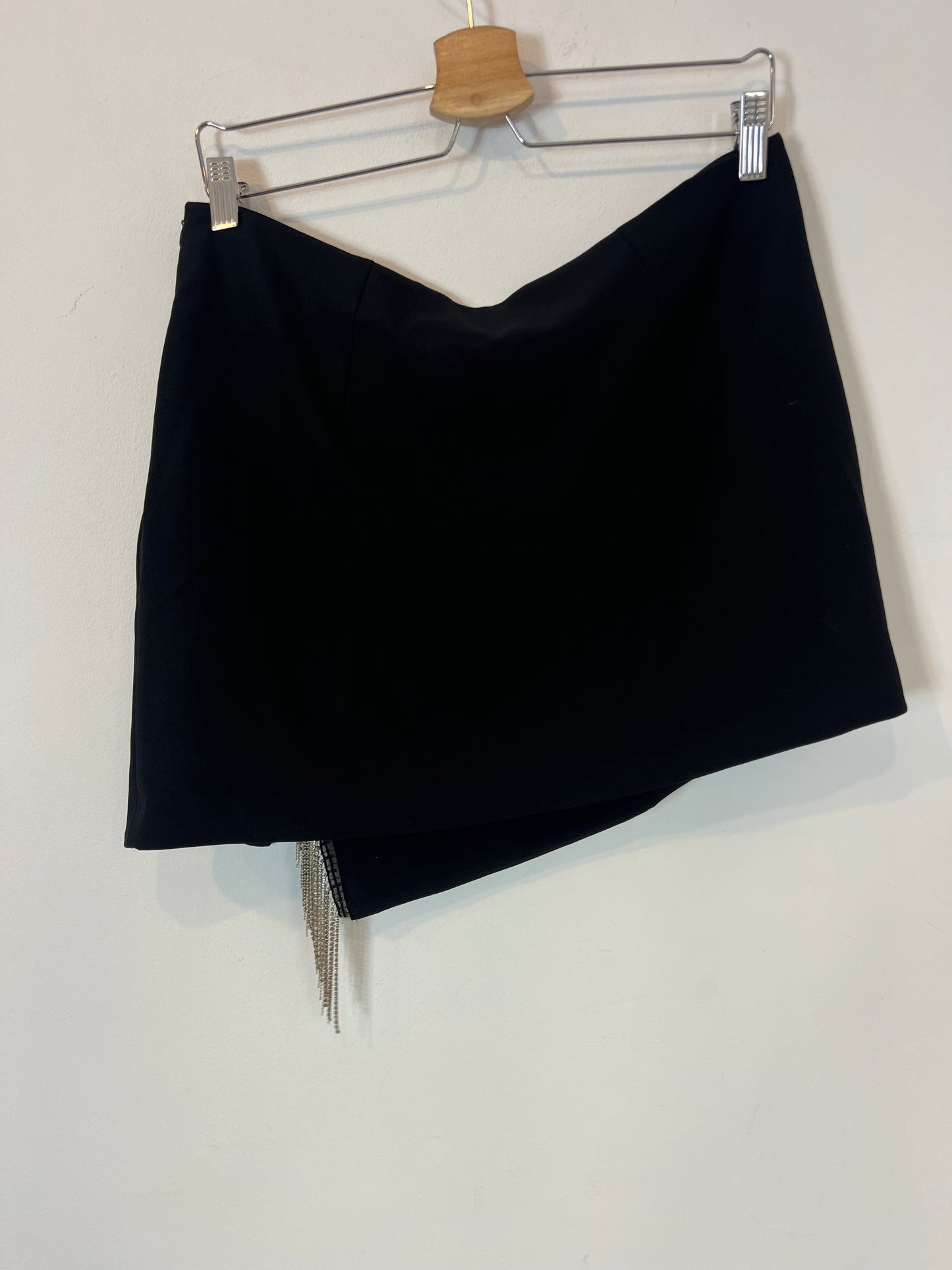 ZARA. Falda corta detalle pedrería flecos. T XL