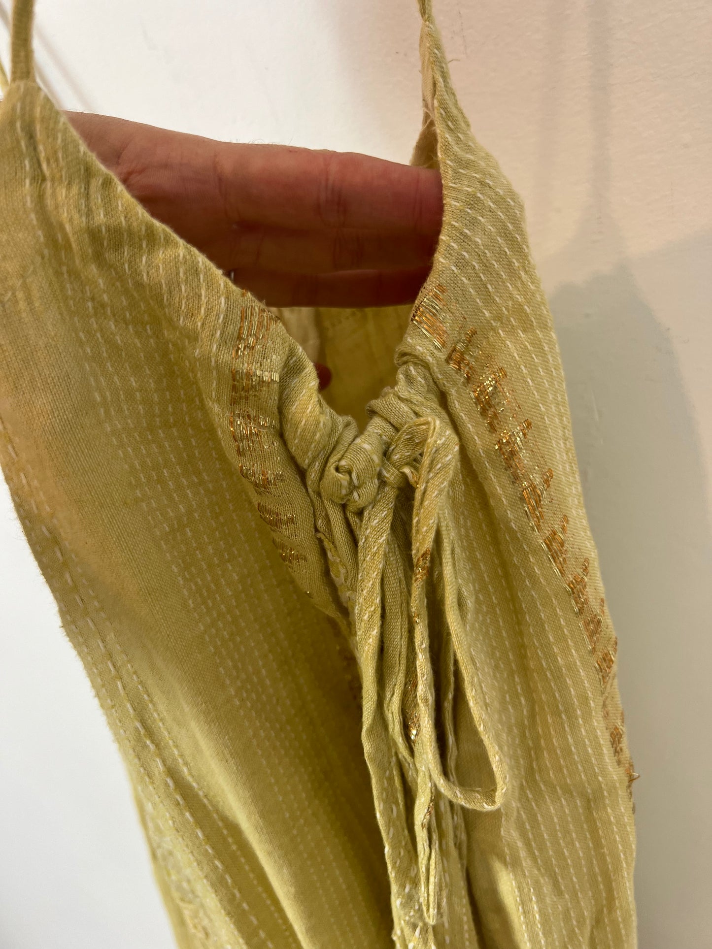 ZARA. Vestido midi detalle hilos dorados. T M