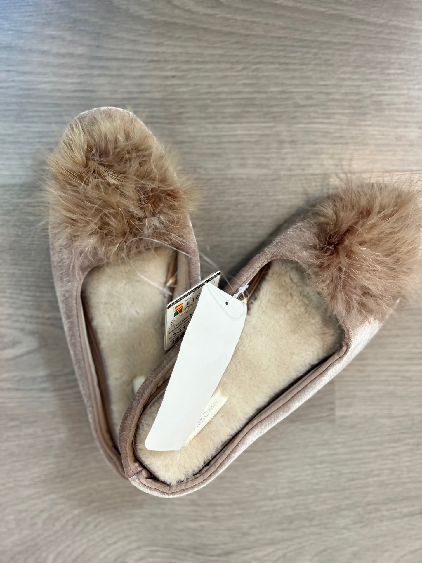 OYSHO. Zapatilla beige plumas T.40/41