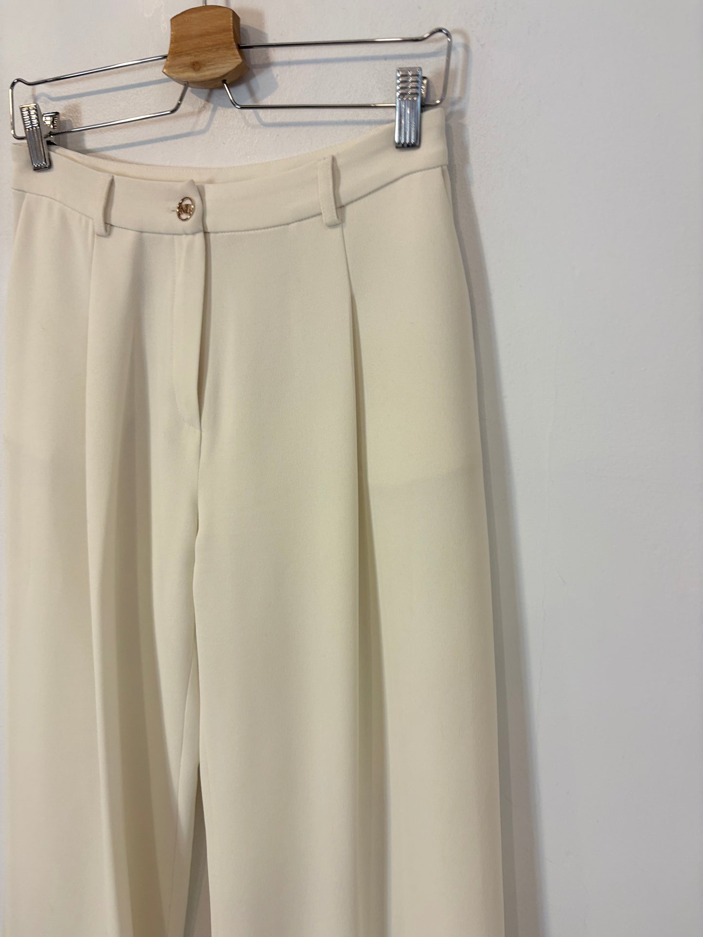 NAULOVER. Conjunto blanco roto fluido