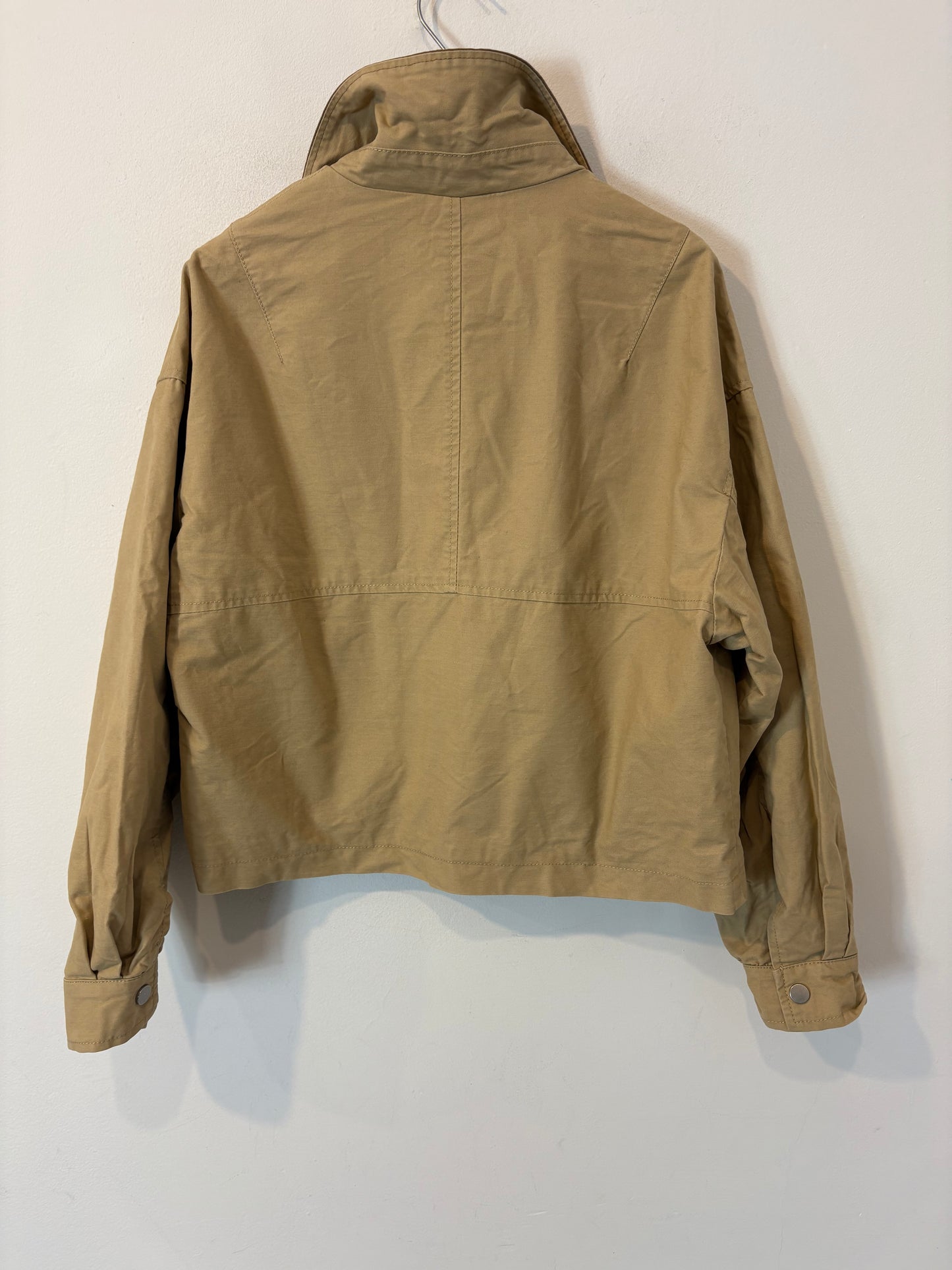 ZARA. Chaqueta beige bolsillos