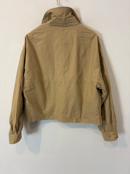 ZARA. Chaqueta beige bolsillos