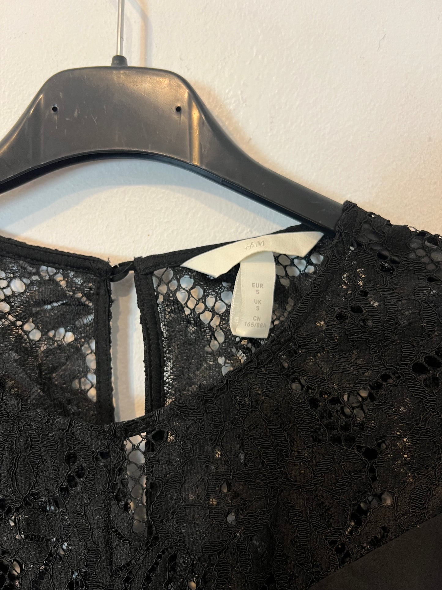 H&M. Vestido largo negro con encaje