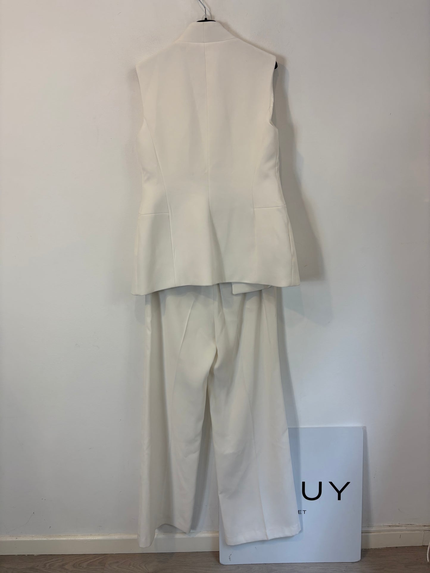 ZARA. Conjunto blanco de chaleco y pantalón