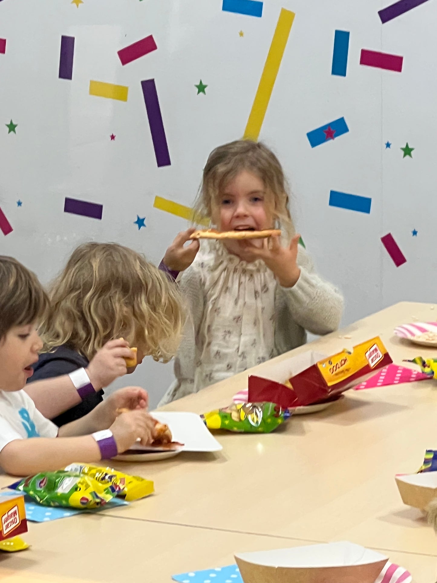 ADIDAS. Zapatillas detalles pedrería rosa claro. T 40