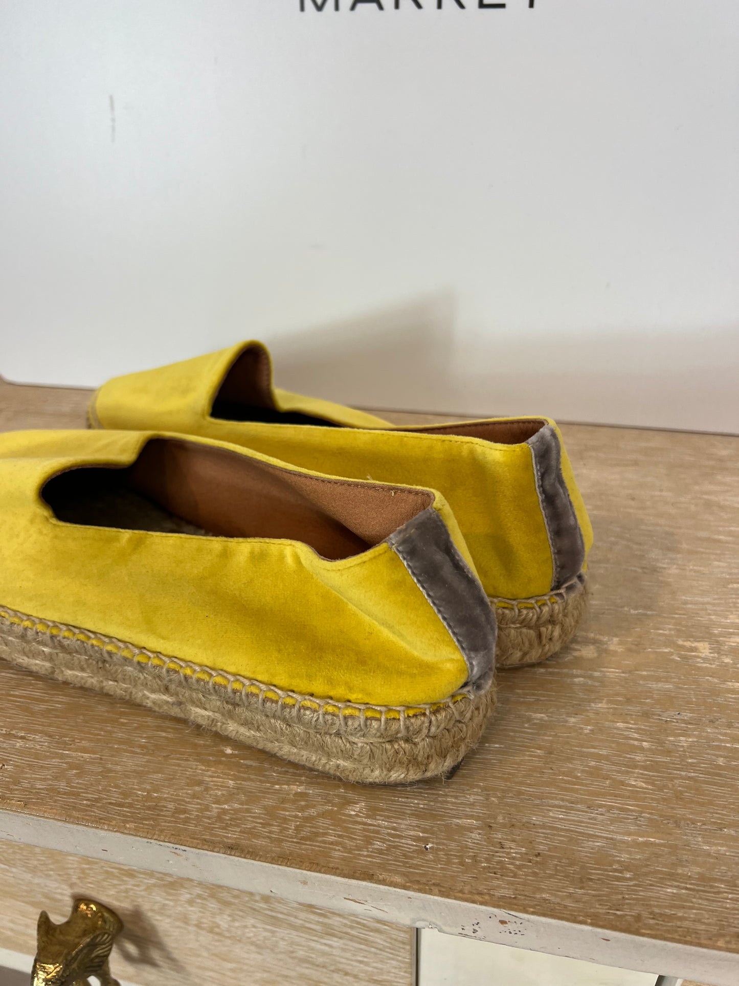 PITUSAS. Alpargatas amarillas terciopelo T.38