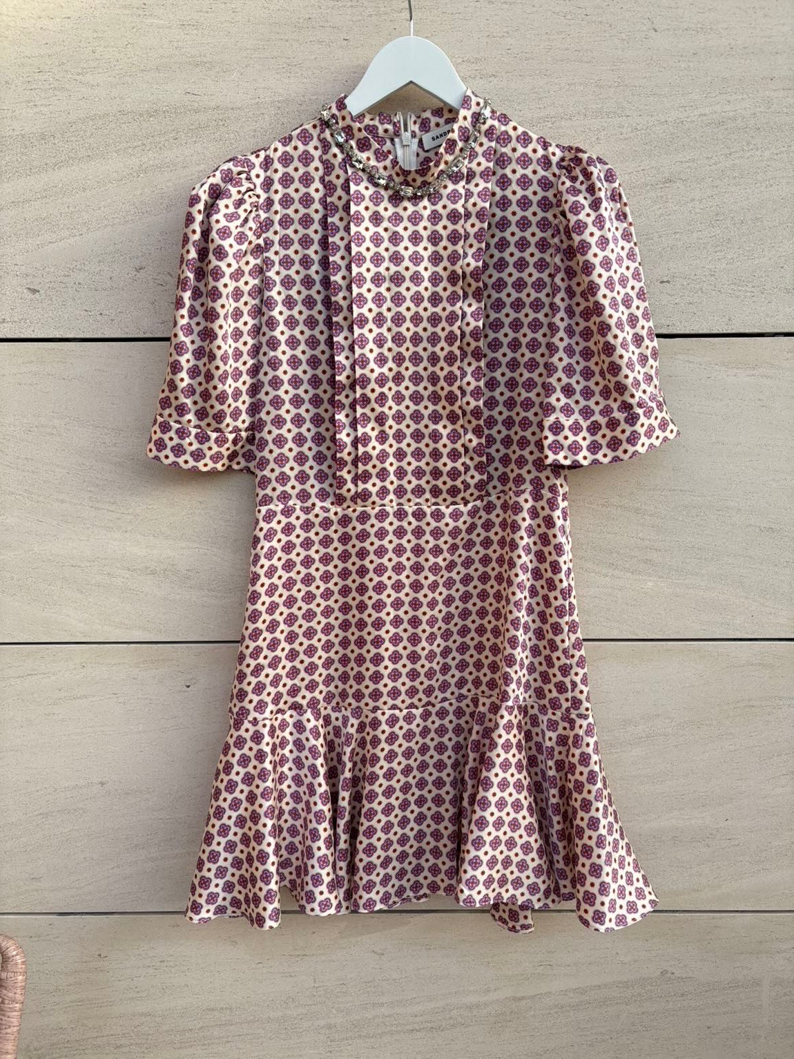 SANDRO. Vestido corto estampado detalle cuello