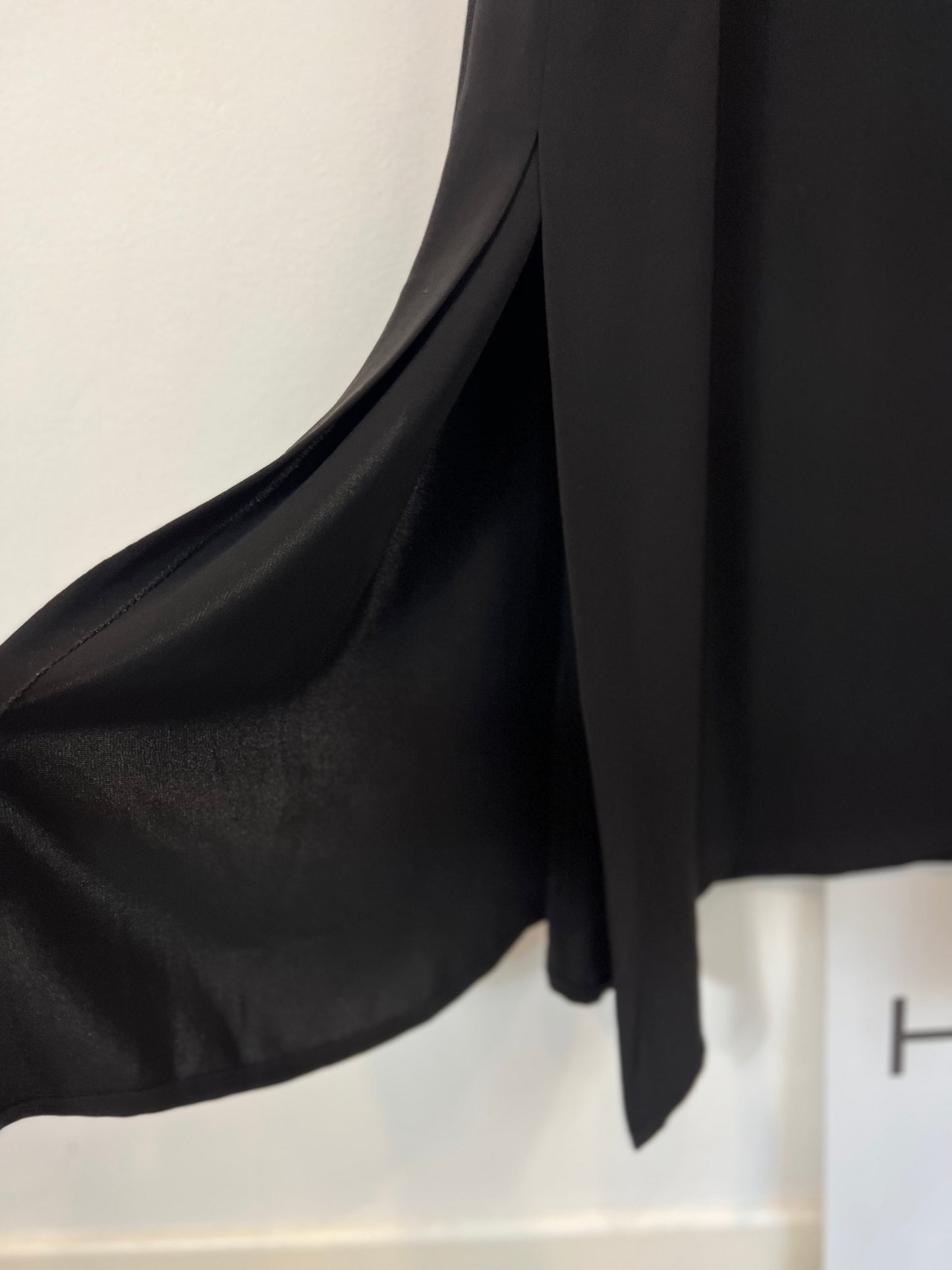 OTRAS. Vestido negro largo bolsillos