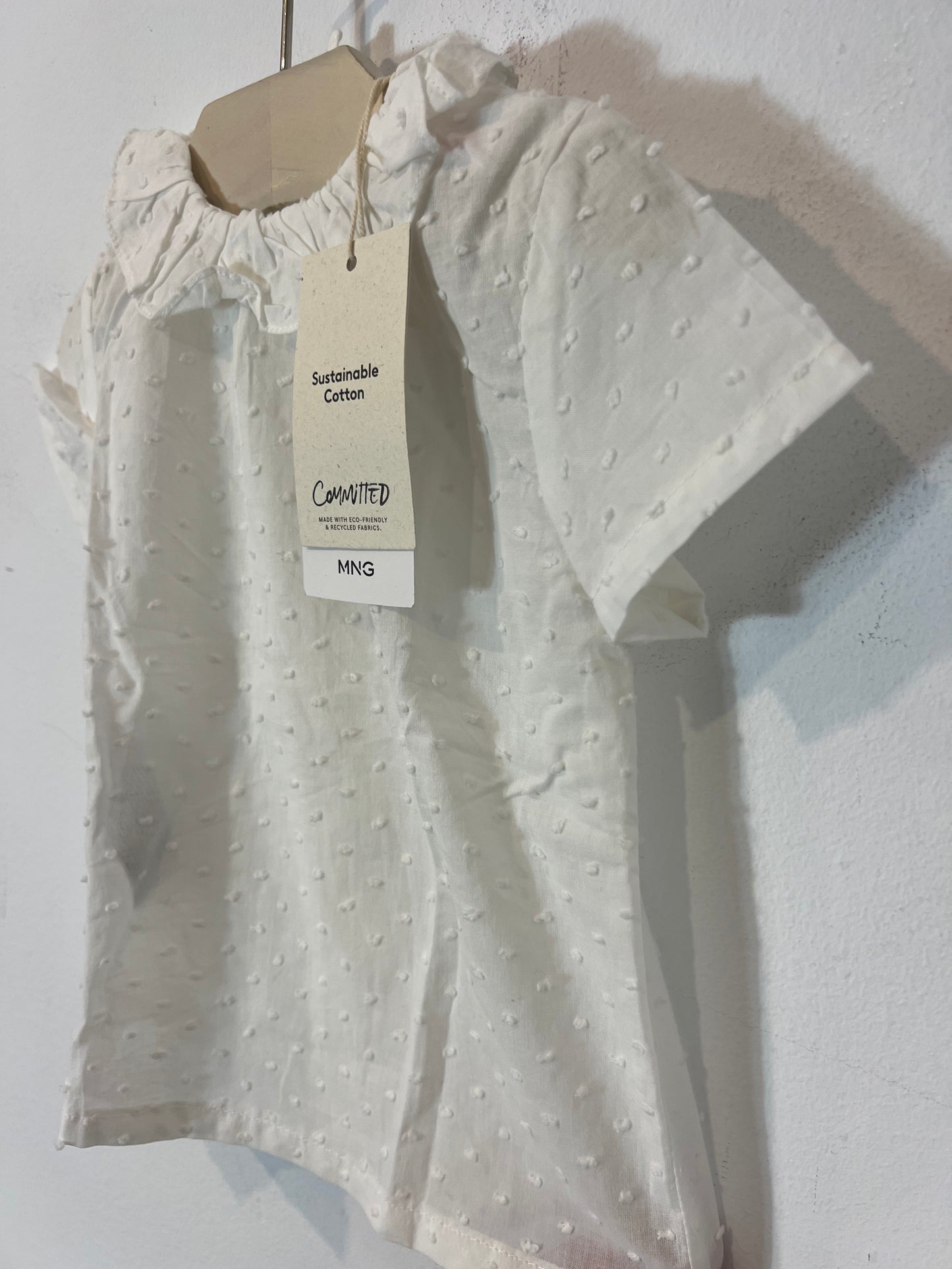 MANGO. Blusa plumeti blanca. T 9-12 meses