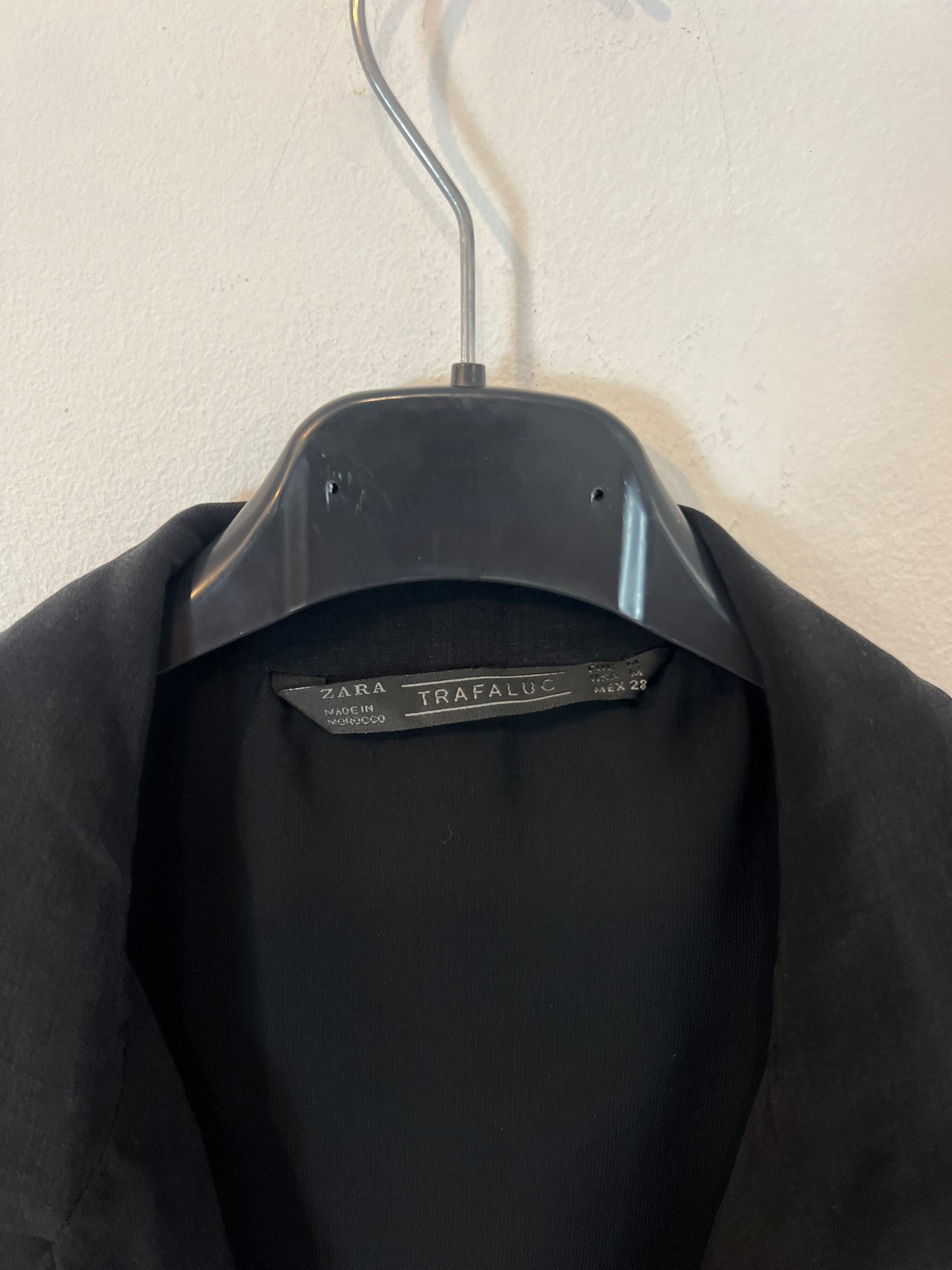 ZARA. Chaleco negro fluido T.m