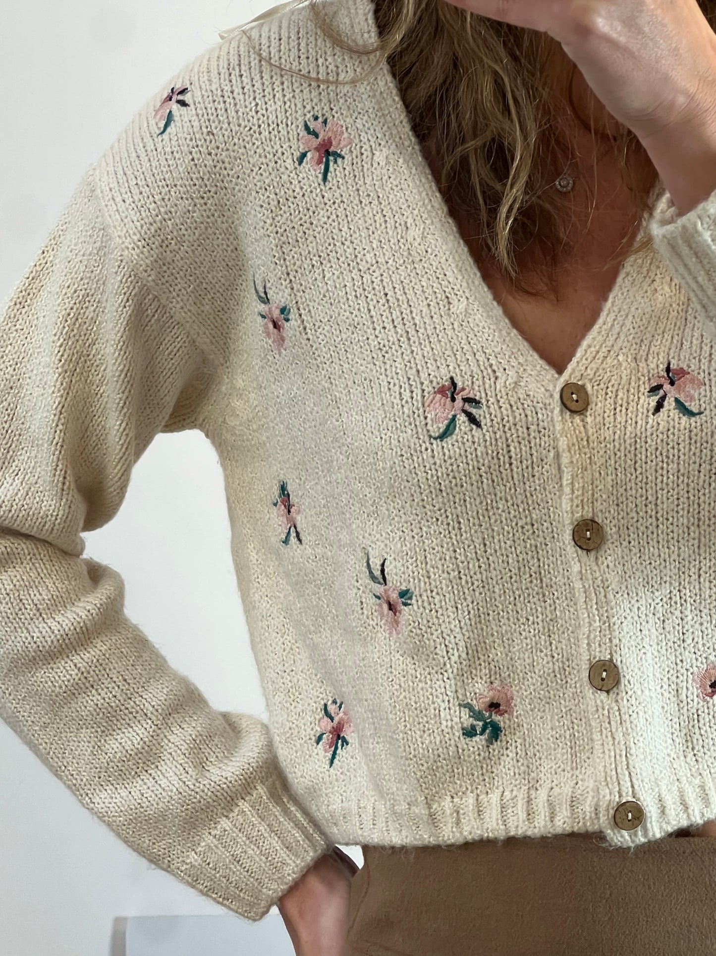 PULL&BEAR. Chaqueta punto flores bordadas. T S