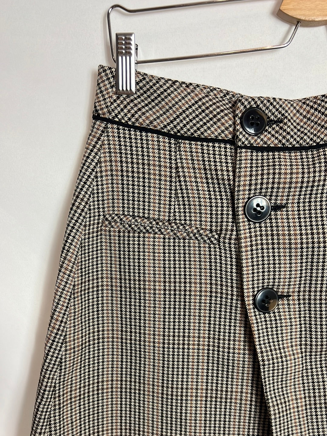 ZARA. Short buttoned plaid skirt. TM