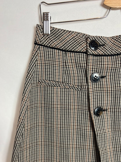 ZARA. Short buttoned plaid skirt. TM
