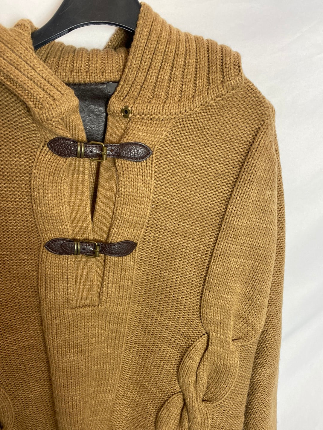 EASY WEAR. Camel poncho with a turtleneck. Size 42