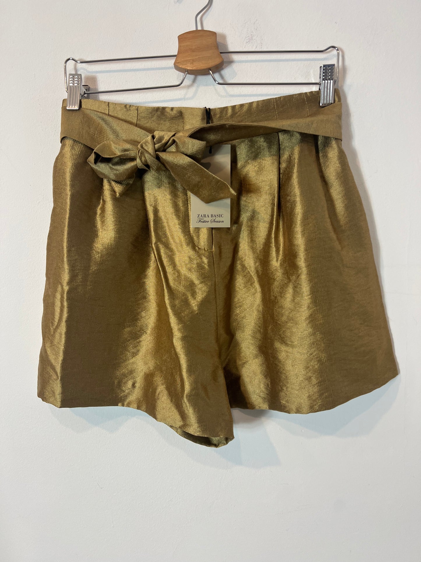 ZARA. Pantalón fluido dorado T.m