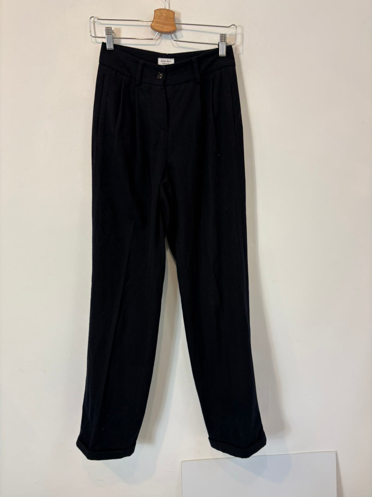 SHON MOTT. Pantalón negro franela
