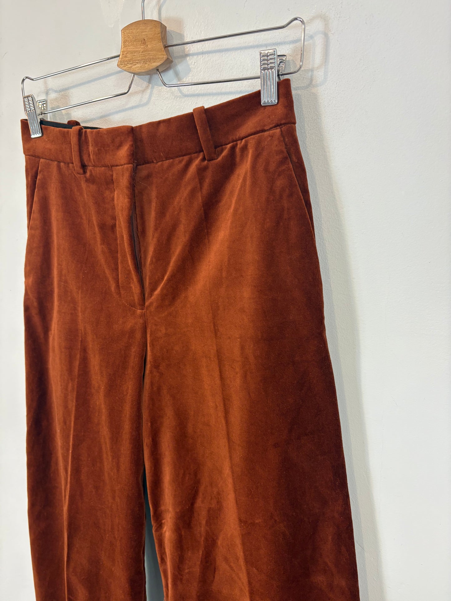 MANGO. Pantalón terciopelo caldero