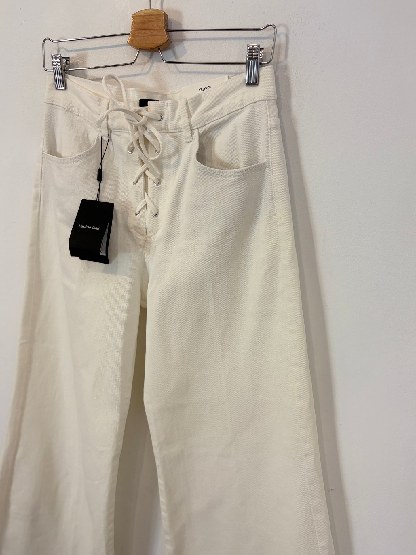MASSIMO DUTTI. Denim blanco pata ancha
