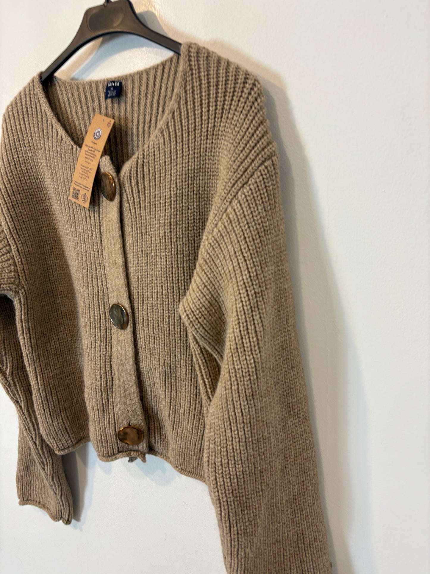 KIABI. Chaqueta punto botones dorados