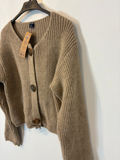 KIABI. Chaqueta punto botones dorados