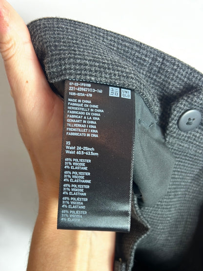 UNIQLO. Grey checked pleated trousers. Size XS