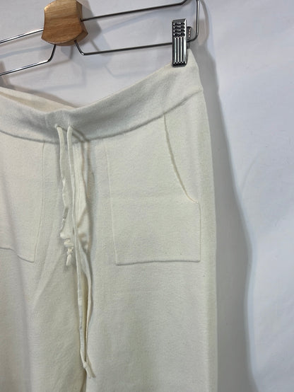BERSHKA. Pantalón punto blanco T.l