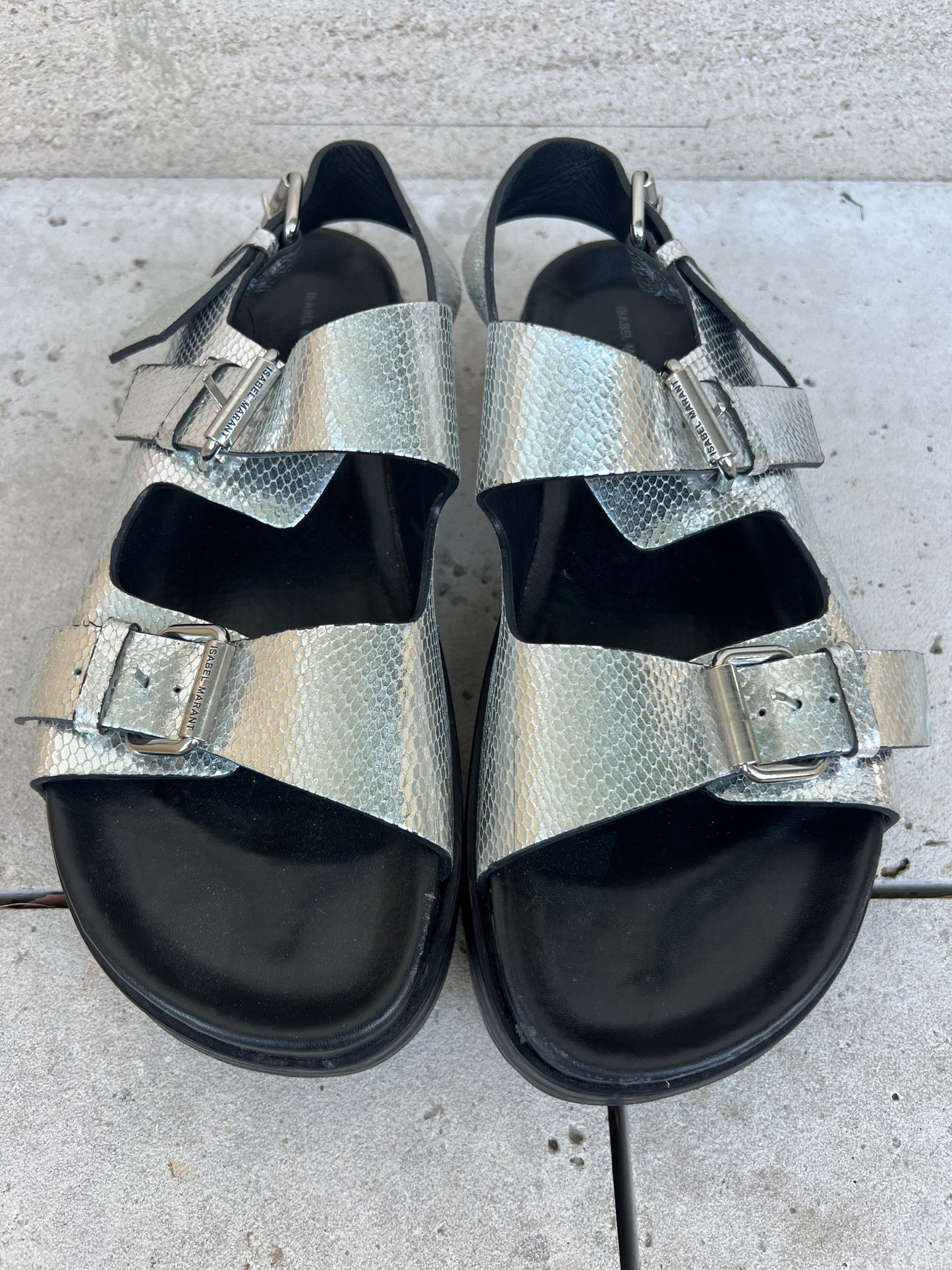 ISABEL MARANT. Sandalia hebillas plateada. T 39