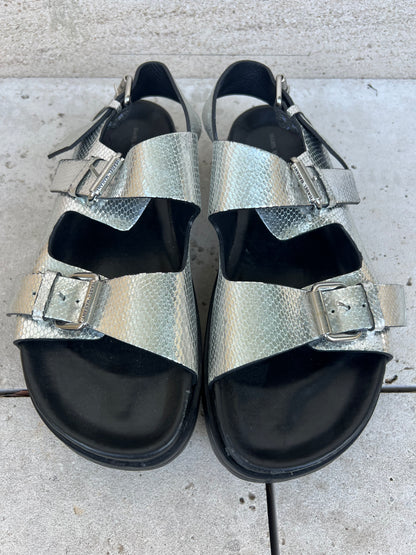 ISABEL MARANT. Sandalia hebillas plateada. T 39