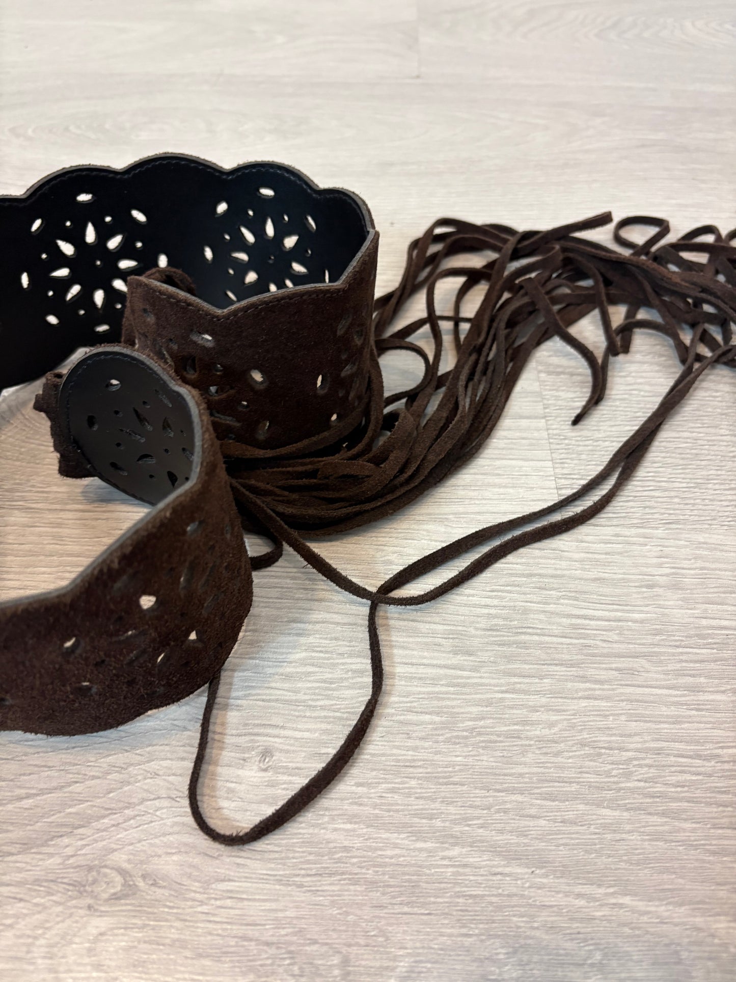 OTRAS. Cinturón marrón troquelado ajustable