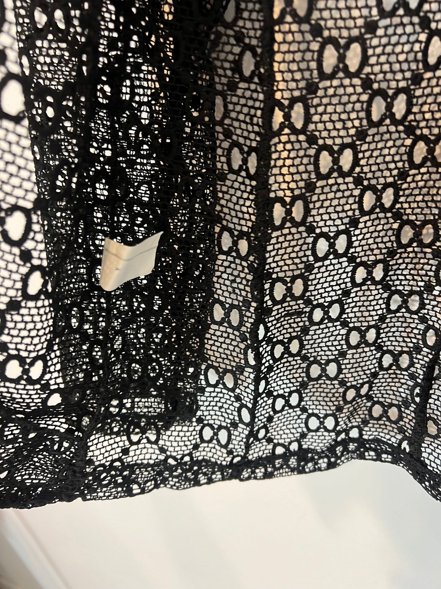 OTRAS. Chaqueta negra troquelada. T S/M